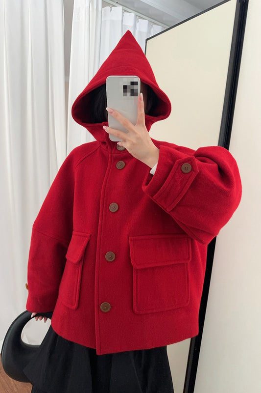 Eleganter Mantel mit spitzer Kapuze und Knöpfen