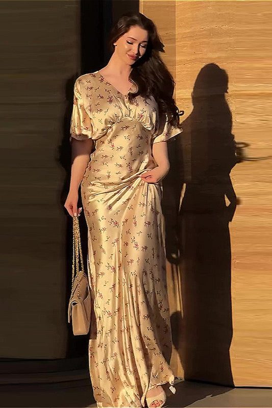 Stilvolles Blumenkleid mit V-Ausschnitt und betonter Taille