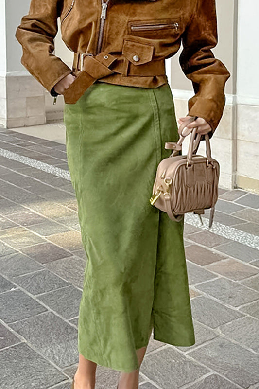 Samtgrüner Midirock mit hoher Taille und Schlitz