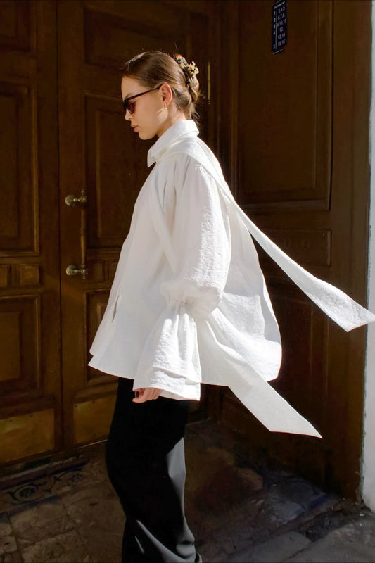 Locker geschnittene Bluse aus Krepp mit Bindeband vorn