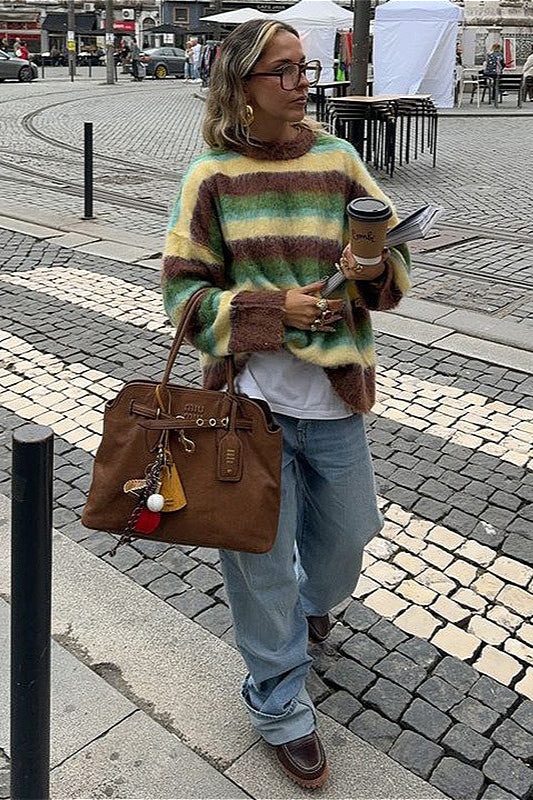 Lässiger, farbenfroher, gestreifter Rundhals-Strickpullover