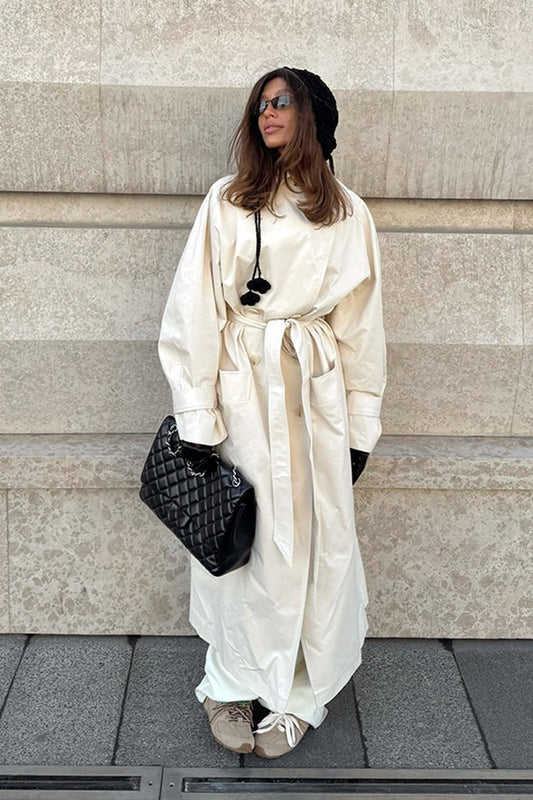 Eleganter, einfarbiger Wollmischmantel in schmaler Passform mit Gürtel