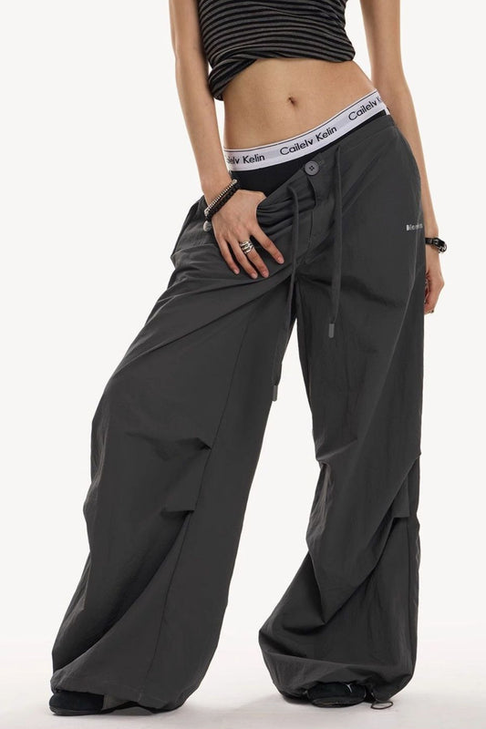 Graue Cargohose im Y2K-Retro-Stil mit Militär-Motiv