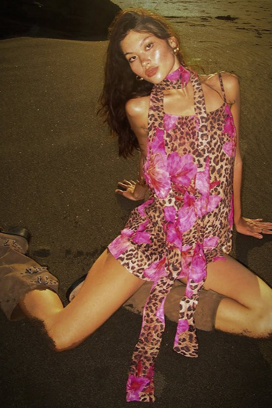 Minikleid mit Leopardenmuster und schmaler Taille