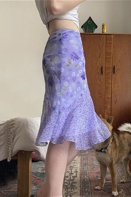 Asymmetrischer, hochtaillierter Tüllrock mit floralem, lila Patchwork-Muster