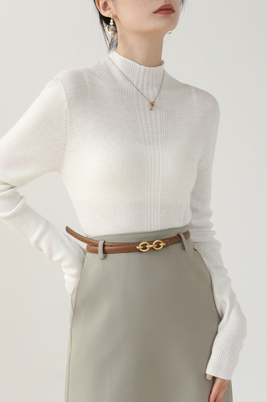 Elegantes aprikosenfarbenes Strickoberteil mit Stehkragen und langen Ärmeln