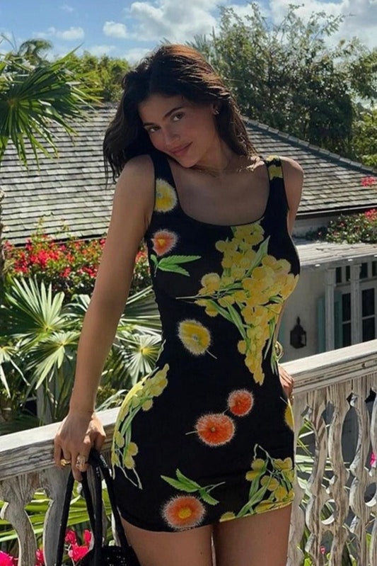 Figurbetontes Minikleid mit Blumenmuster und Rüschen 