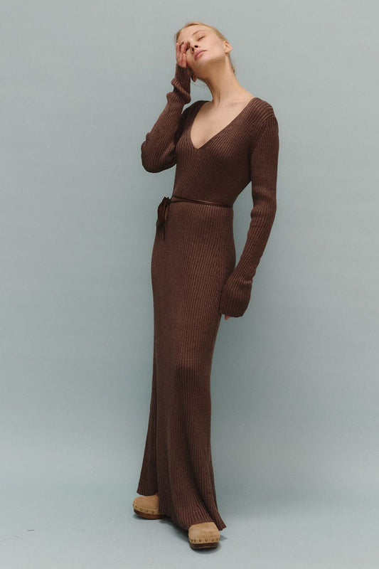 Figurbetontes Maxikleid aus Strick mit V-Ausschnitt
