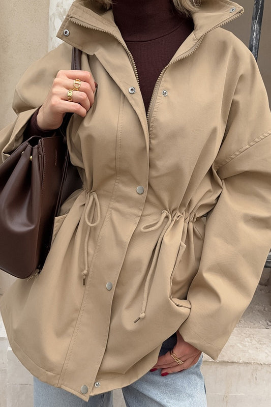 Khakifarbene Trenchcoatjacke mit Kordelzug