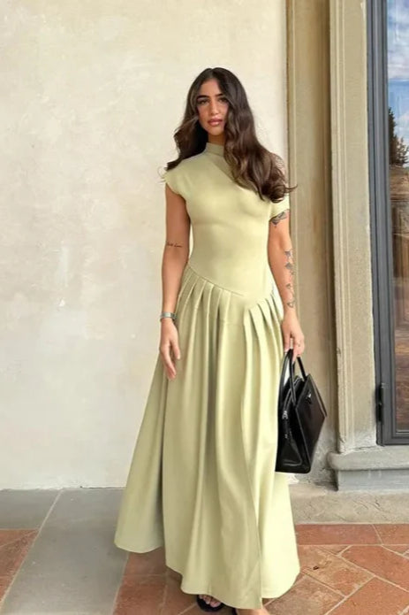 Leichtes und elegantes zweifarbiges Plissee-Maxikleid 