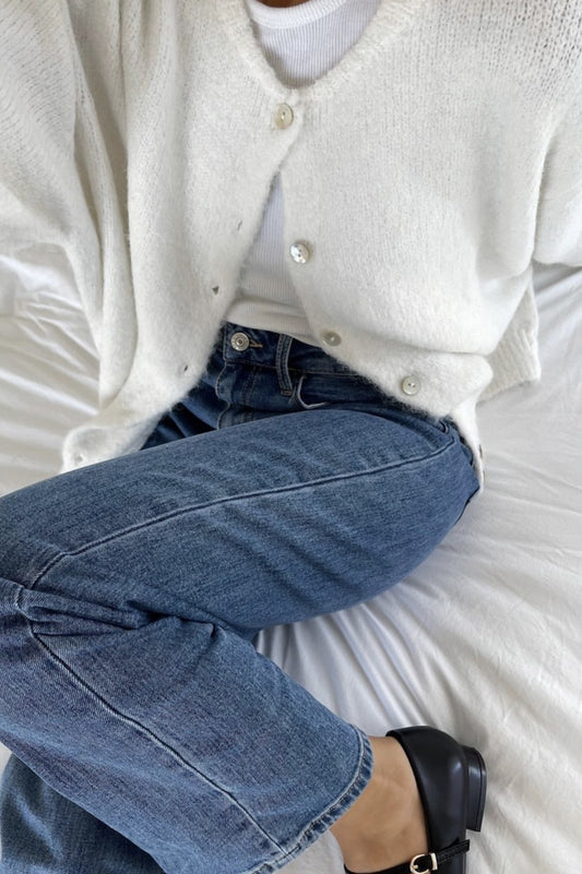 Hellgraue Strickjacke im Vintage-Stil mit Muschelknöpfen