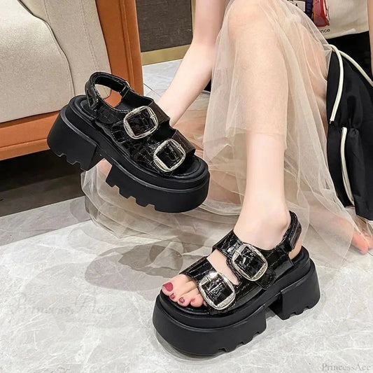 Chunky Sole Gothic Clasp Sandal Black / 35