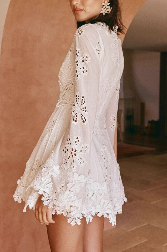 Figurbetontes Minikleid mit langen Ärmeln und Spitzenbesatz zum Binden