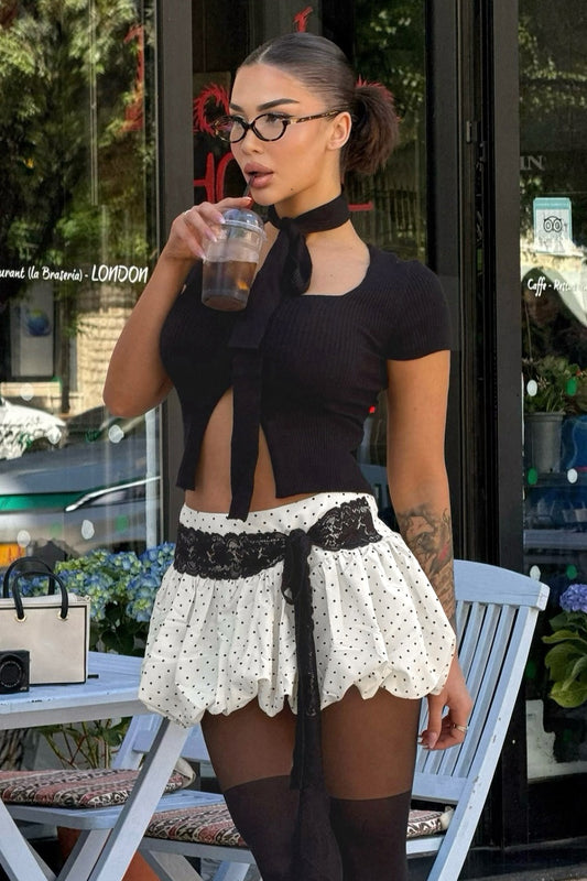Rock mit niedriger Taille und Spitzenbesatz und Punkten