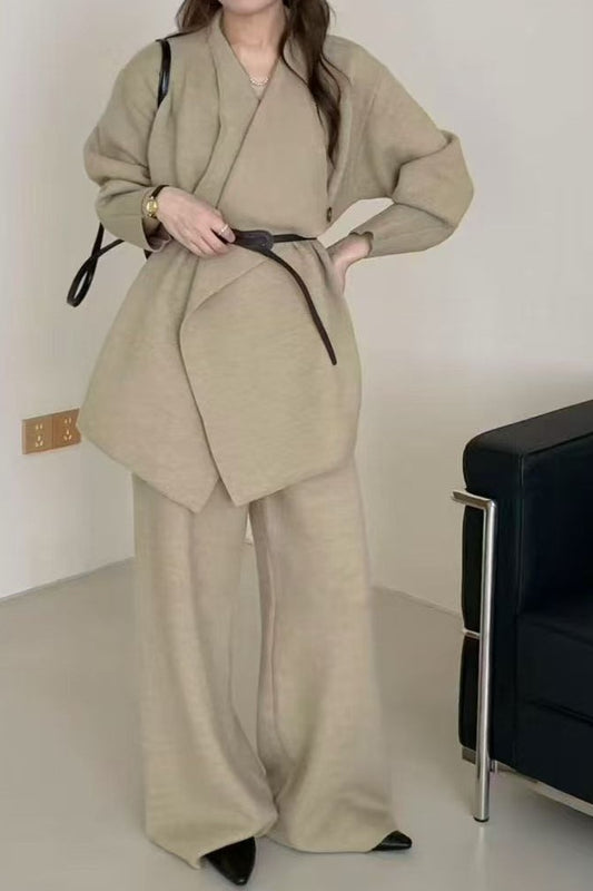 Zweiteiliges Set: Locker gestrickter Mantel mit großem Kragen und weite Hose