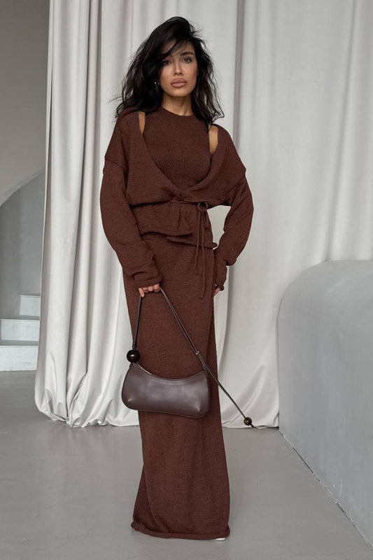 Schickes dreiteiliges Set aus Strickweste und figurbetontem Rock mit Gürtel