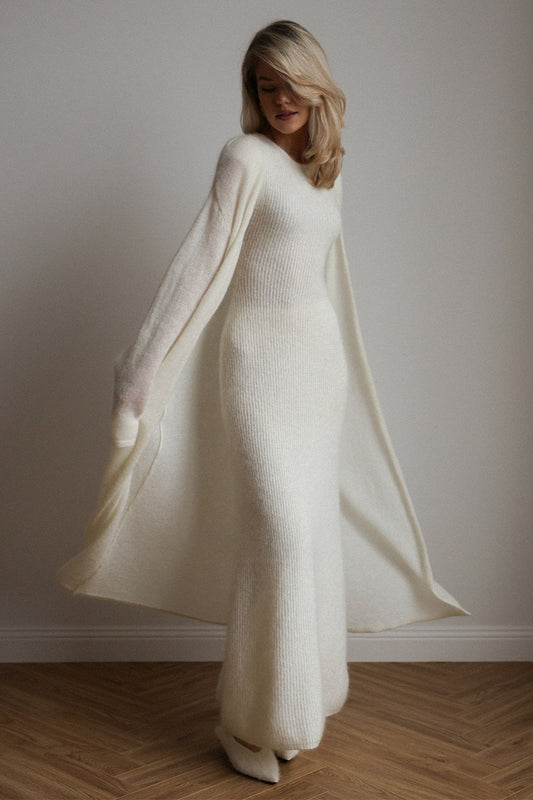 Zweiteiliges Set aus ärmellosem Strickkleid und Cardigan