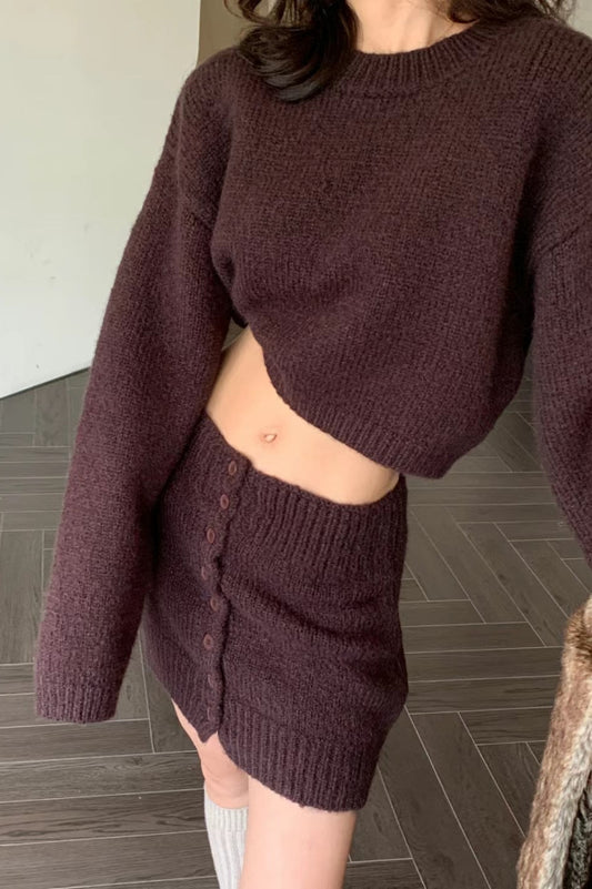 Kurzes, figurbetontes Strick-Zweiteiler-Set mit Rundhalsausschnitt