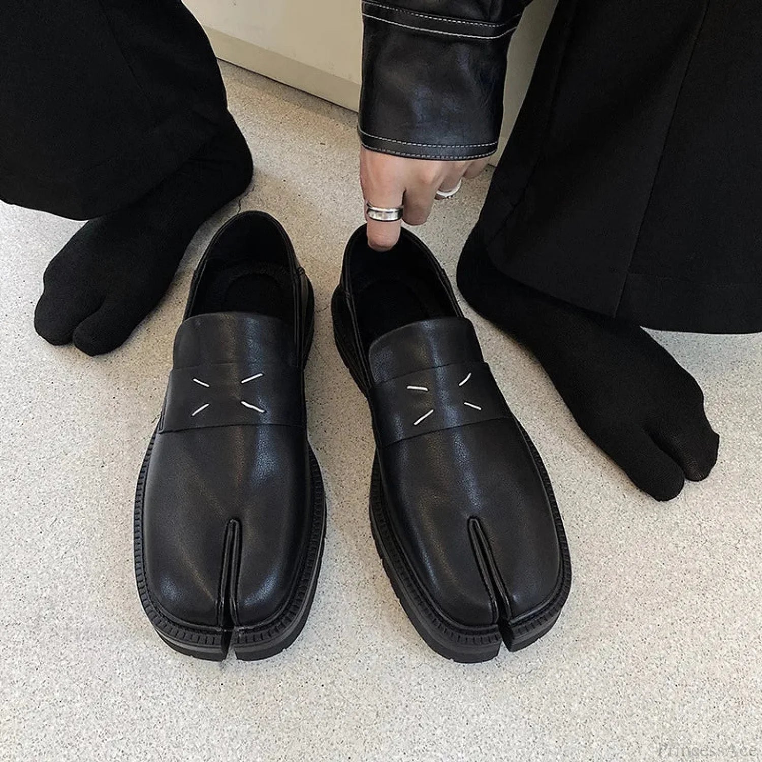 Dark Divided Toe Mary Jane Tennis Shoe