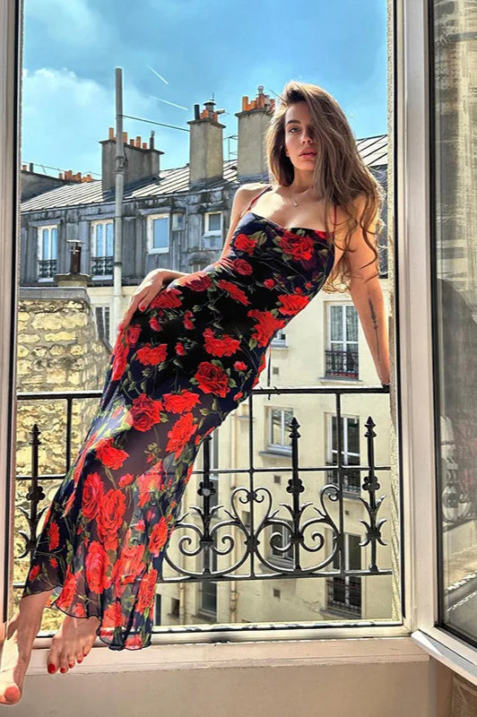 Figurbetontes Kleid mit Blumenmuster und Spaghettiträgern