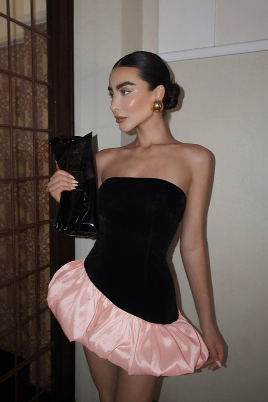 Elegantes, trägerloses Minikleid mit Samtbesatz und Puffärmeln