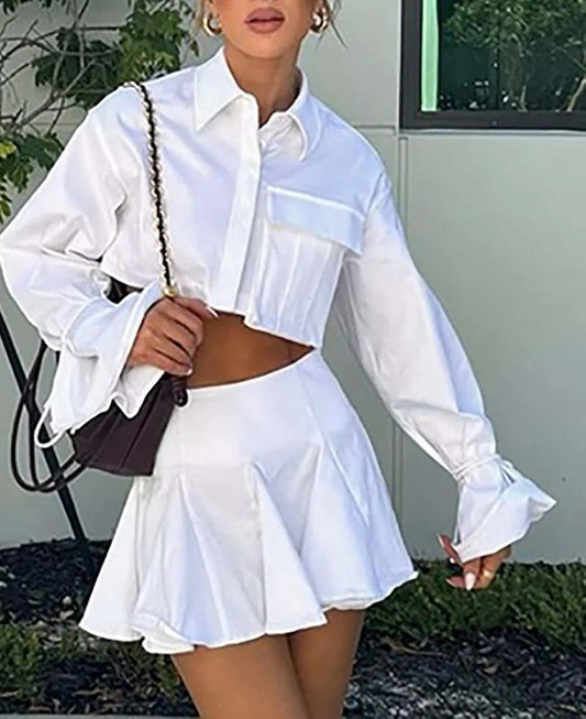 Weiße Taschen, kurzes, plissiertes Mini-Büro-Zweiteiler-Set