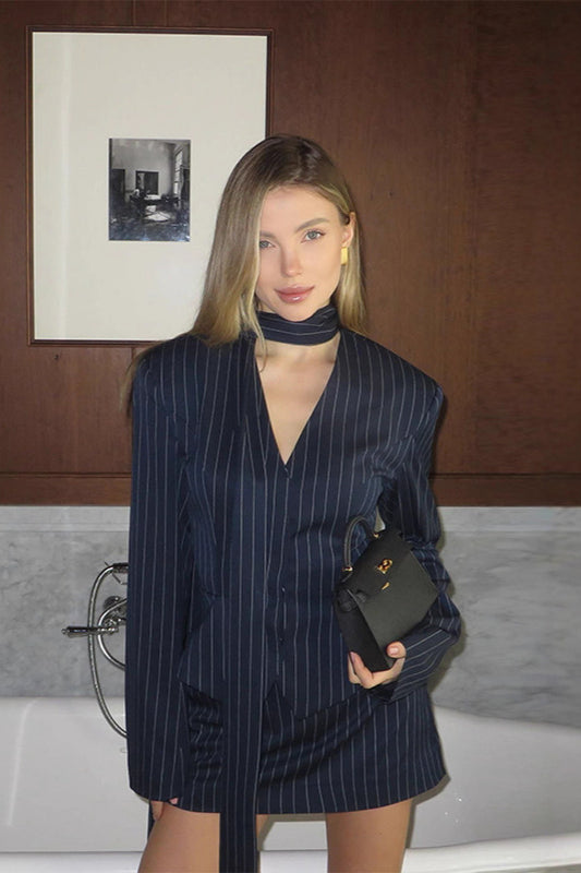 Zweiteiliges Set aus gestreiftem Blazer und Rock mit V-Ausschnitt