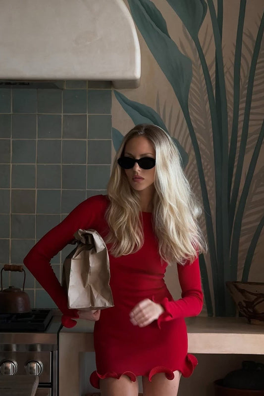 Einfarbiges, langärmeliges Strickkleid mit Rundhalsausschnitt und Rüschen an der Taille