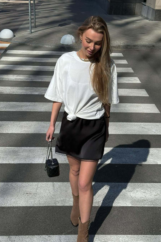 Minirock aus Satin mit elastischer Taille und Spitze