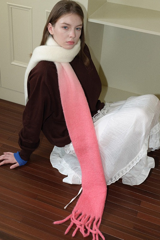 Schal aus 40 % Wollmischung mit kontrastfarbenem Batik-Farbverlauf