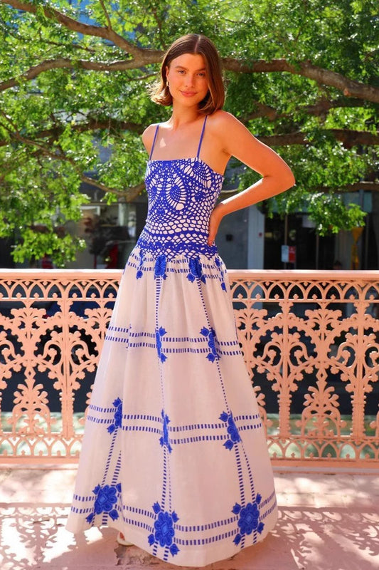 Elegantes blau-weißes Boho-Kleid mit Spitzenbesatz