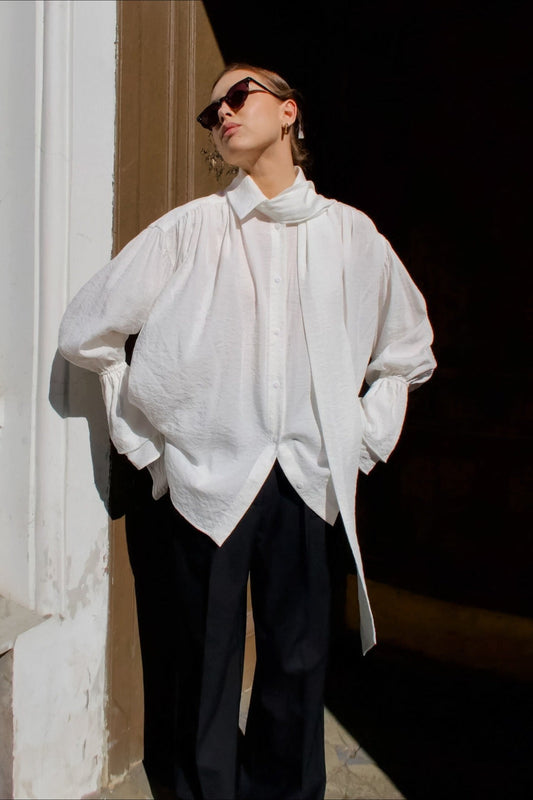 Locker geschnittene Bluse aus Krepp mit Bindeband vorn