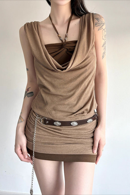 Zweiteiliges, figurbetontes Minikleid mit drapiertem Halsausschnitt und Perlenbesatz