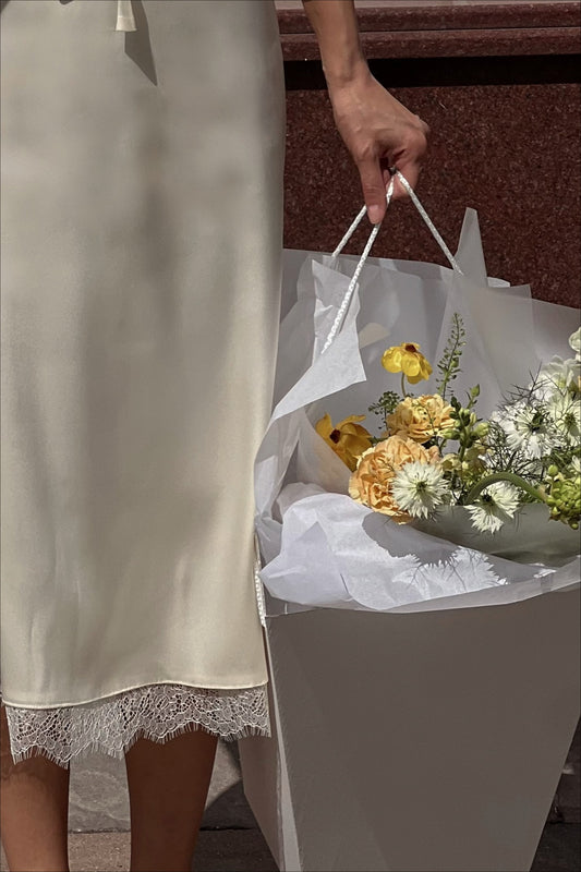 Midirock mit Spitzenbesatz und Bindeband