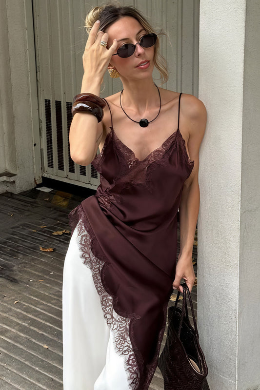 Trägertop mit tiefem Ausschnitt und asymmetrischem Schlitz, verziert mit Spitzenbesatz und Patchwork-Details