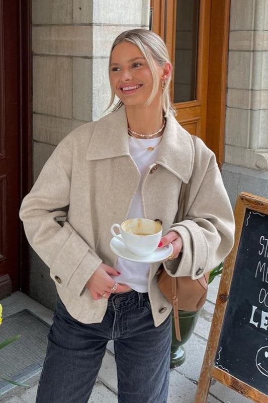 Einfache khakifarbene Wolljacke