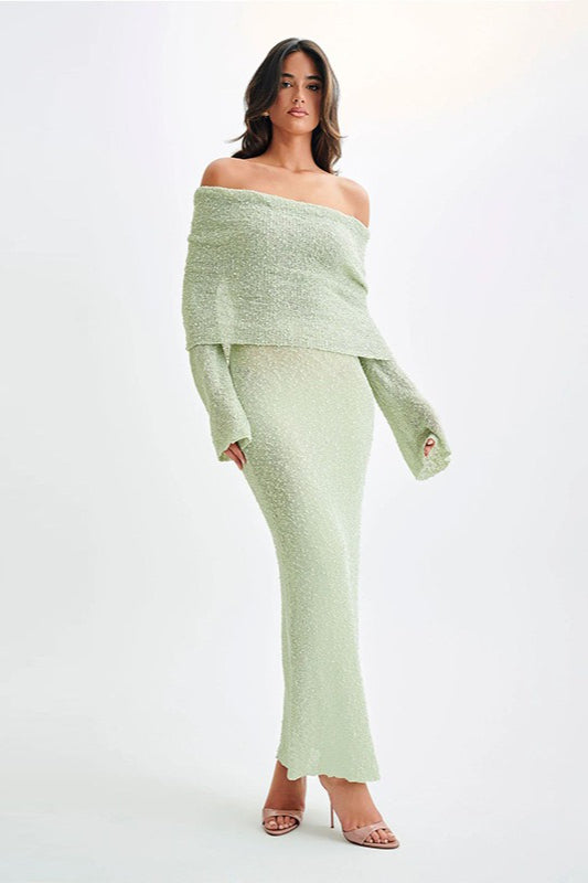 Schulterfreies Strickkleid mit One-Shoulder-Schulter