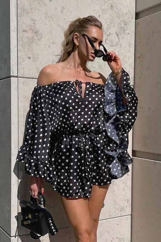 Schulterfreies Minikleid mit Rüschen und Punkten