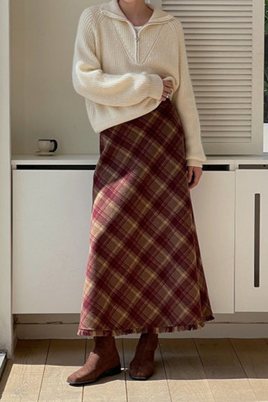 Roter karierter Wollrock, figurbetont