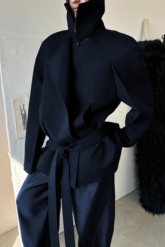 Unifarbener, asymmetrischer Mantel mit Stehkragen und lockerer Taillenbindung