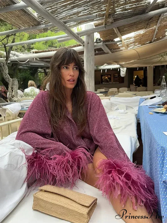 Einfarbiger, glänzender Mantel mit gefiedertem Patchwork und Stehkragen