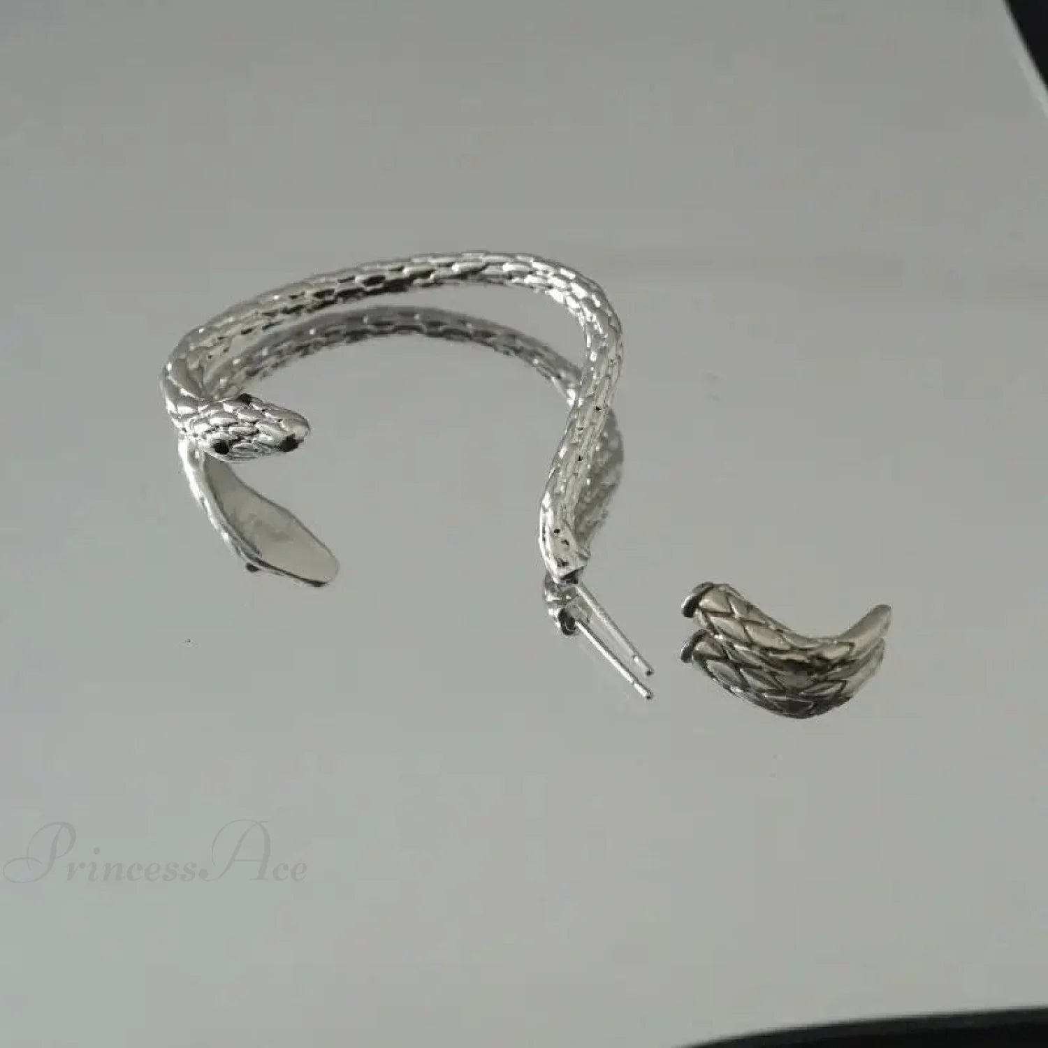Reptile Rebellious Clasp Earring Without Piercing
